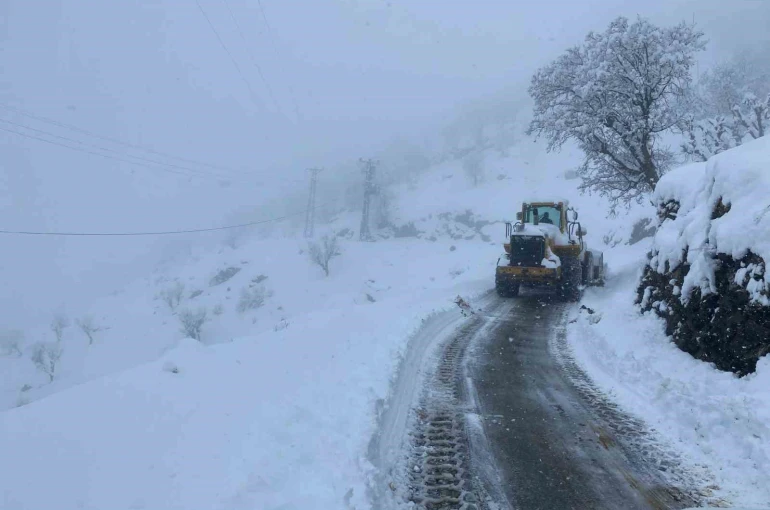 Batman’da 115 yerleşim yerinin yolu kardan kapandı 
