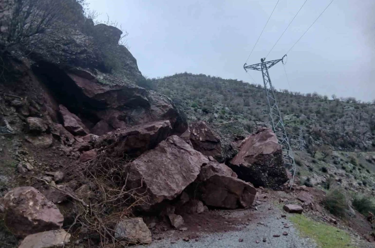 Batman’da dağdan kopan dev kayalar 10’dan fazla yolu ulaşıma kapattı 
