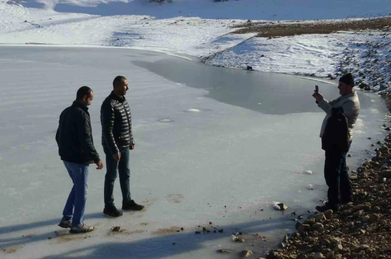 Batman’da donan göletin üstünde fotoğraf çektiler 