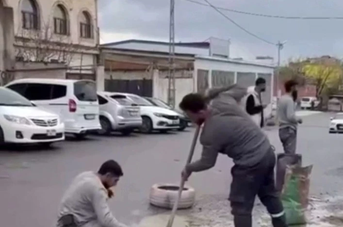 Batman’da esnaf yoldaki çukurları kendi imkanlarıyla kapatıyor