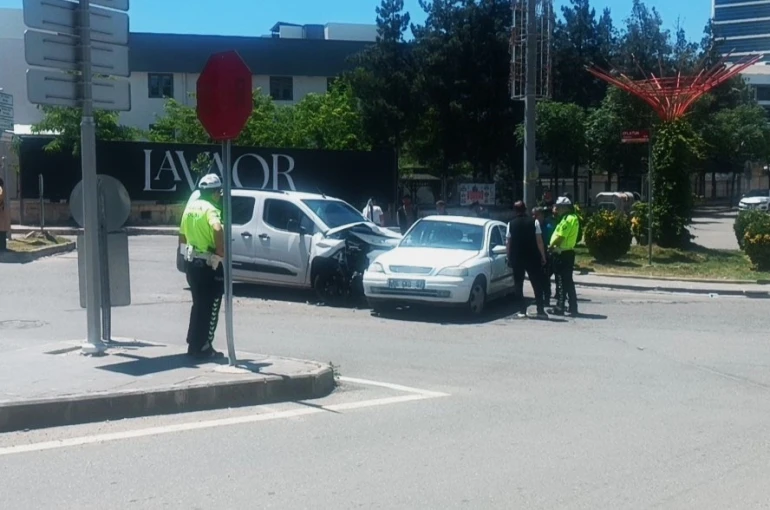 Batman’da hafif ticari araç ile otomobil çarpıştı: 3 yaralı 