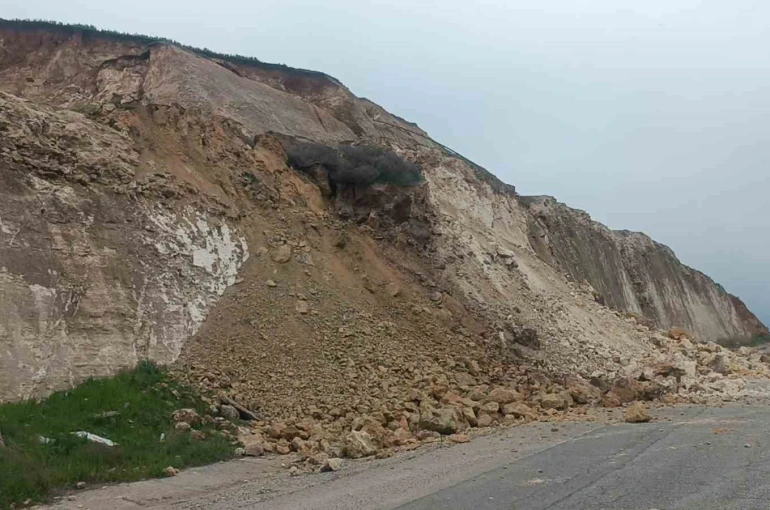 Batman’da heyelan: Üniversitenin yolu ulaşıma kapandı 
