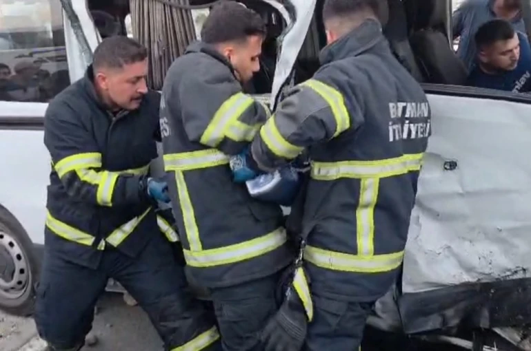 Batman’da iki minibüs çarpıştı: 9 yaralı