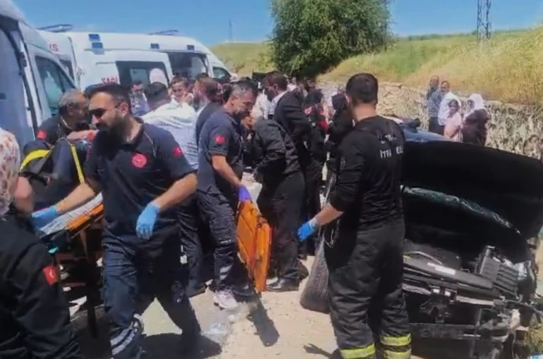 Batman’da istinat duvarına çarparak duran otomobildeki 5 kişi yaralandı 