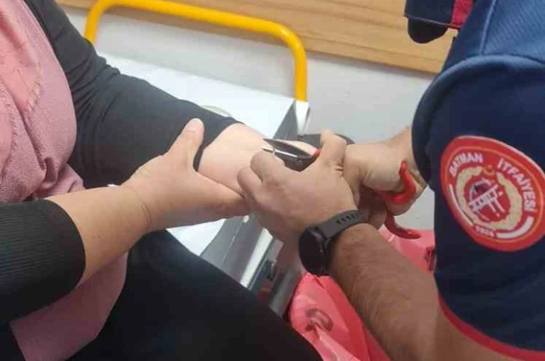 Batman’da kadının bileğine sıkışan bilezik itfaiye ekiplerince çıkarıldı