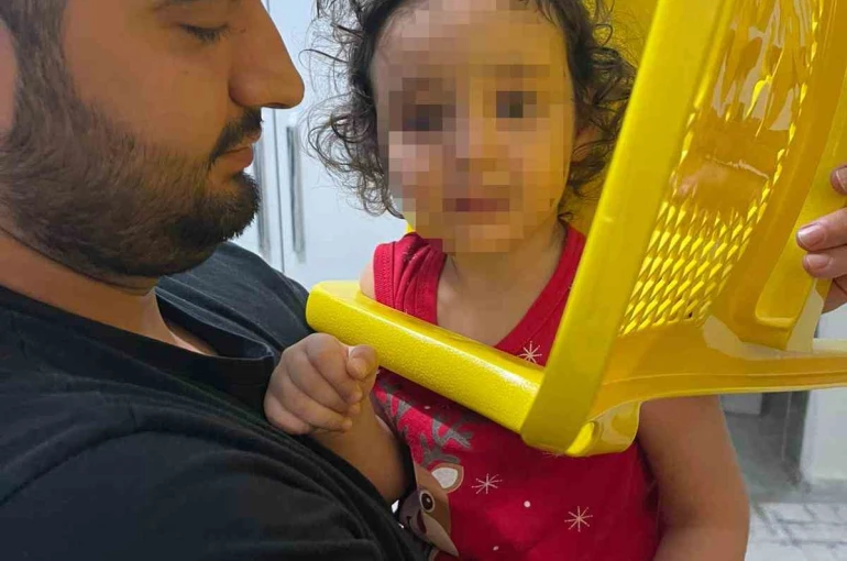 Batman’da kafası plastik sandalyeye sıkışan çocuğu itfaiye ekipleri kurtardı 