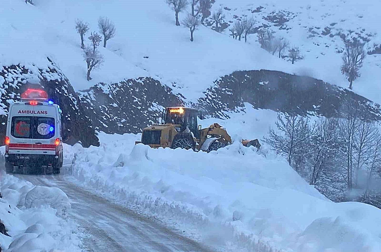 Batman’da köyde mahsur kalan hasta 7 saatlik çalışma ile kurtarıldı 