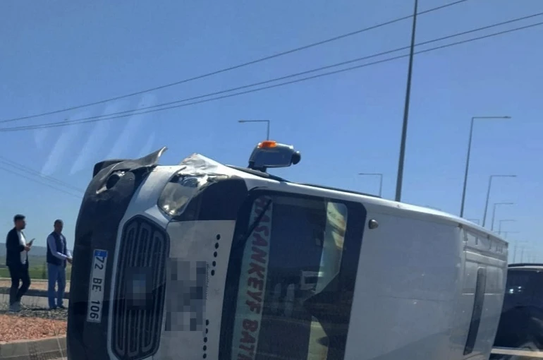 Batman’da minibüs ile otomobil çarpıştı: 5 yaralı 
