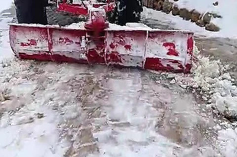 Batman’da muhtar, yolun kapanmaması için traktörle kar birikintilerini temizledi 