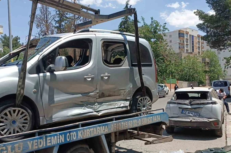 Batman’da otomobil ile hafif ticari araç çarpıştı: 1 yaralı