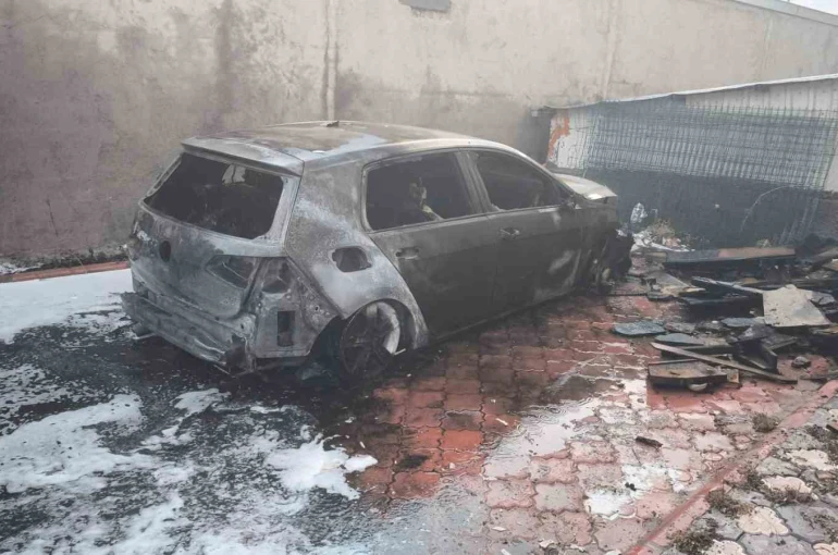 Batman’da park halindeki 3 otomobil alev topuna döndü
