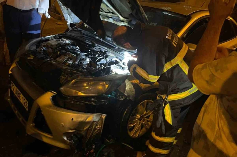 Batman’da park halindeki otomobil alev aldı 