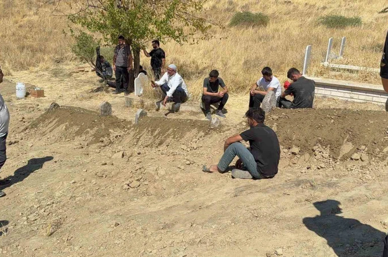 Batman’da saldırıda yaşamını yitiren aile, yoğun güvenlik önlemleri altında toprağa verildi 