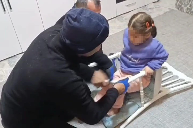 Batman’da sandalyeye sıkışan çocuğun imdadına itfaiye yetişti 