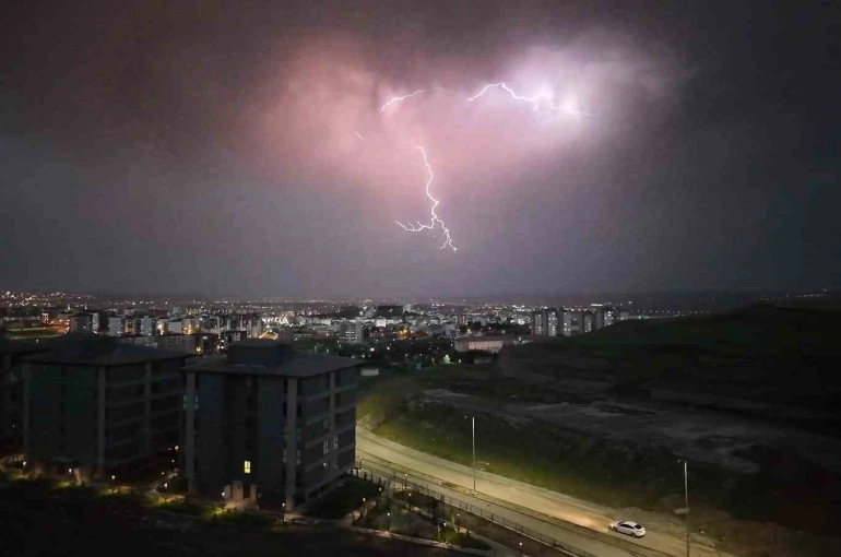 Batman’da şimşekler geceyi aydınlattı 