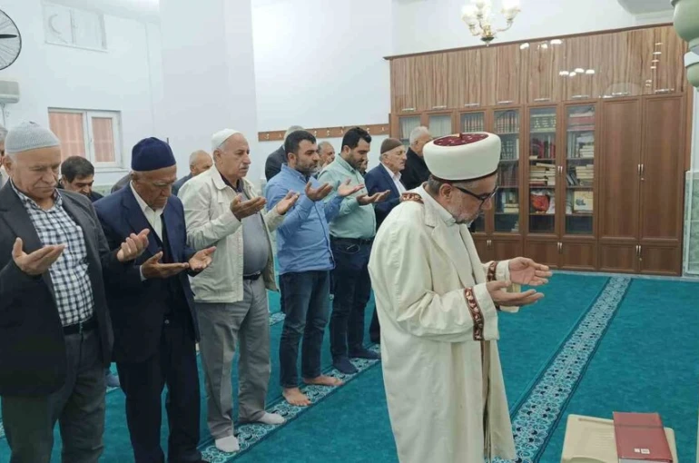 Batman’da tüm camilerde yağmur duası: Çiftçiler ve vatandaşlar kuraklık endişesiyle dua etti 