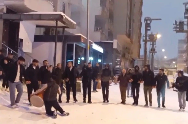 Batman’da yıllar sonra gelen kar sevinci: Davul zurna, halay ve kızak keyfi 
