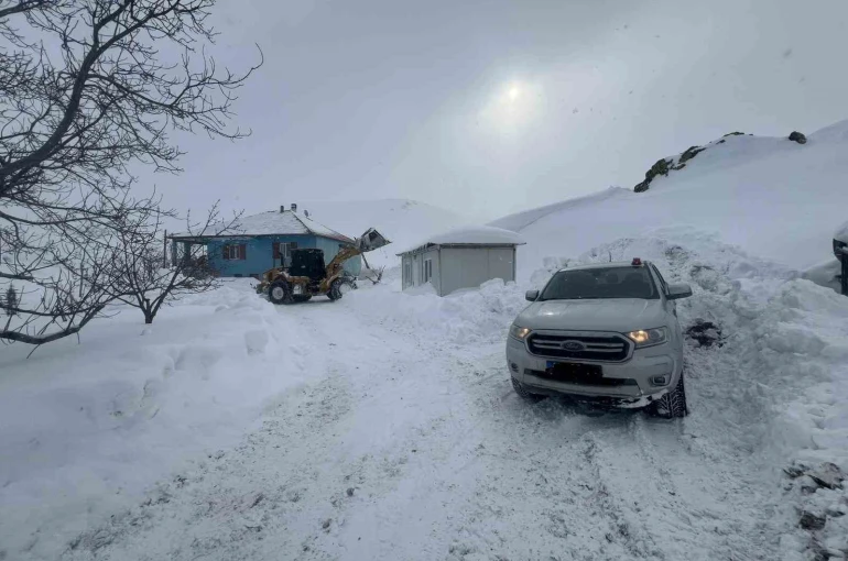 Battalgazi Belediyesi ekipleri, sağlık çalışanlarını iş makinesiyle hastaya ulaştırdı 