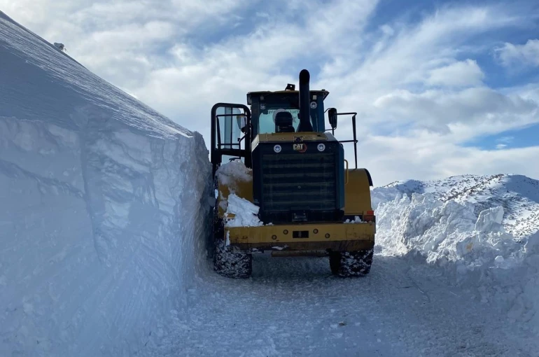 Battalgazi’de 1 metreyi bulan karla mücadele 