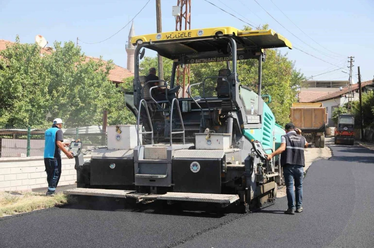 Battalgazi’de yıllardır sorun olan yol, asfaltla çözüldü 