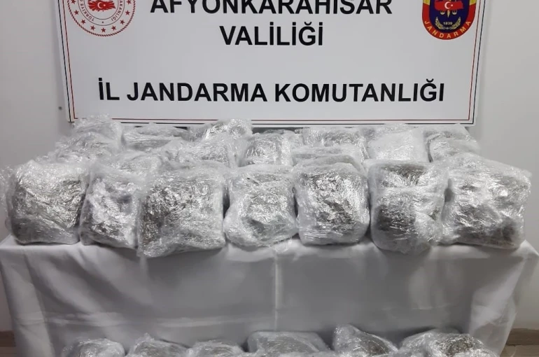 Bavulların içerisinden yaklaşık 17 kilogram uyuşturucu çıktı