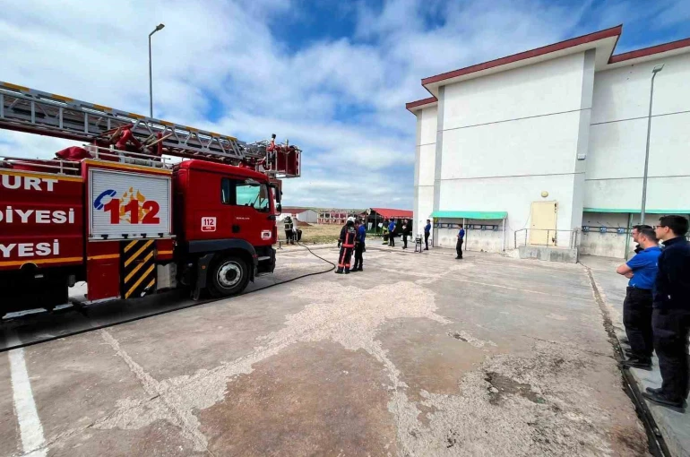 Bayburt Açık Ceza İnfaz Kurumunda yangın tatbikatı yapıldı 