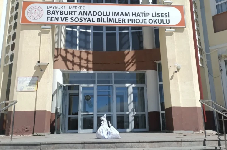 Bayburt Anadolu İHL öğrencileri 55 kilogram atık pil topladı 