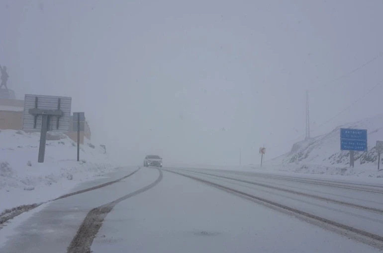 Bayburt-Erzurum kara yolunda mayıs ayında kar yağışı 