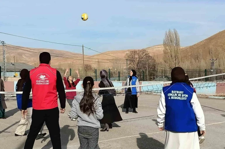 Bayburt Gençlik Merkezi Kırkpınar köyünde öğrencilerle bir araya geldi 