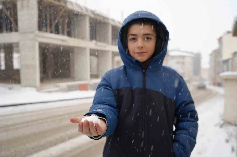 Bayburt güne kar yağışıyla uyandı: Kent beyaza büründü 
