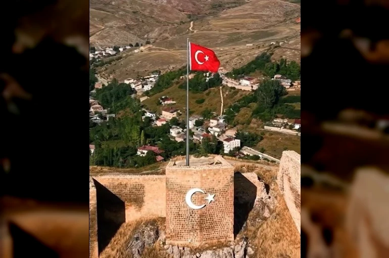 Bayburt Kalesi’nde Türk Bayrağı yenilendi