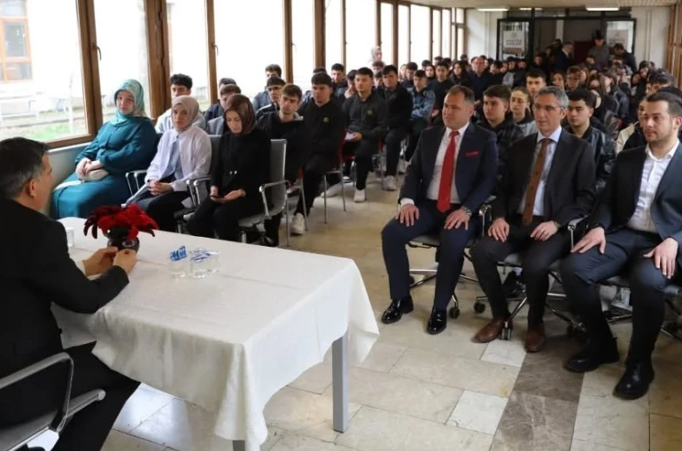 Bayburt Lisesi öğrencilerine kariyer tavsiyeleri verildi 