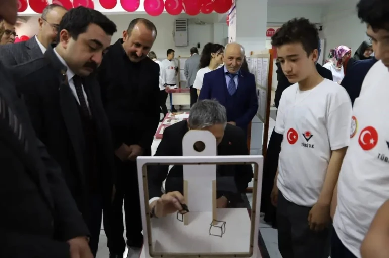 Bayburt Ortaokulu öğrencilerinden bilim fuarı 
