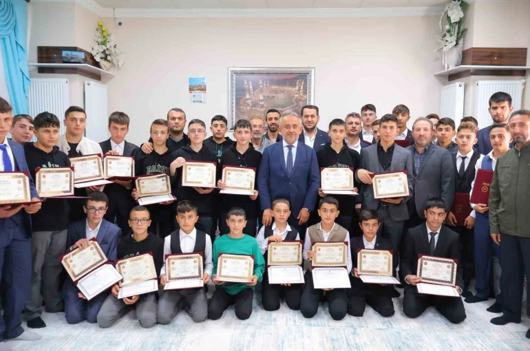 Bayburt’ta 55 öğrenci hafızlık belgelerini aldı 