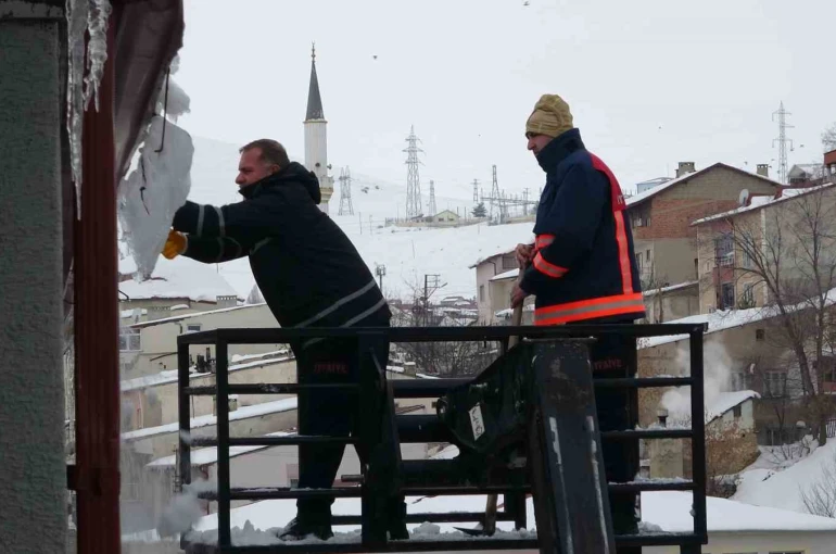 Bayburt’ta çatıdan düşen kar kütleleri park halindeki 2 araca zarar verdi: Bir otomobil hurdaya döndü 