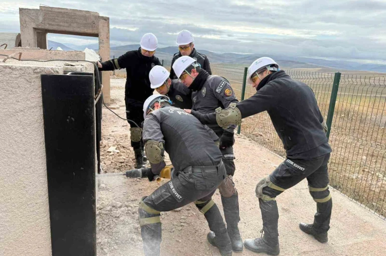 Bayburt’ta Çevik Kuvvet personeline enkazda arama kurtarma eğitimi 