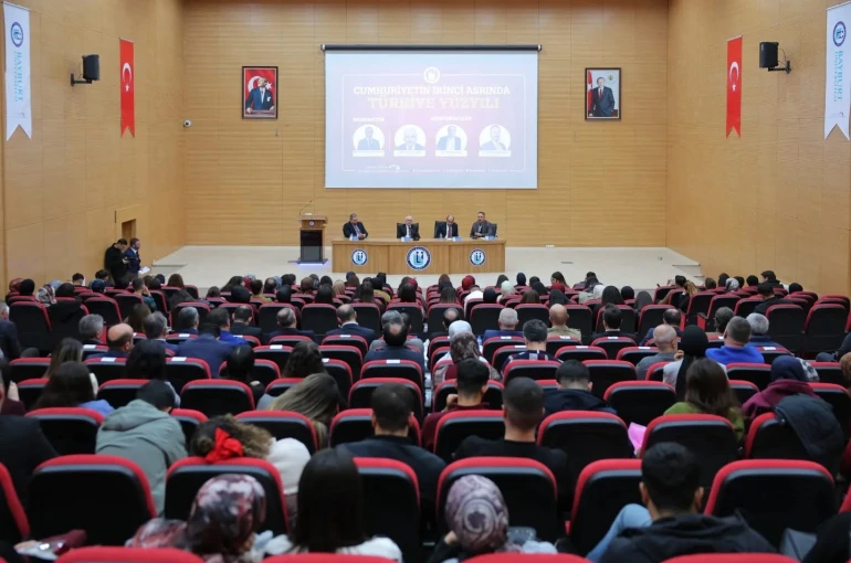 Bayburt’ta ‘Cumhuriyetin İkinci Asrında Türkiye Yüzyılı’ paneli düzenlendi
