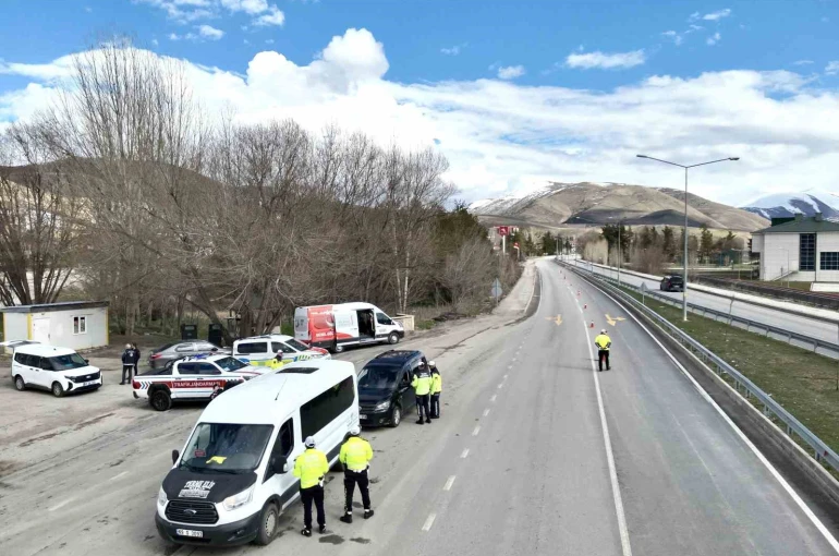 Bayburt’ta emniyet ve jandarmadan ortak trafik denetimi 
