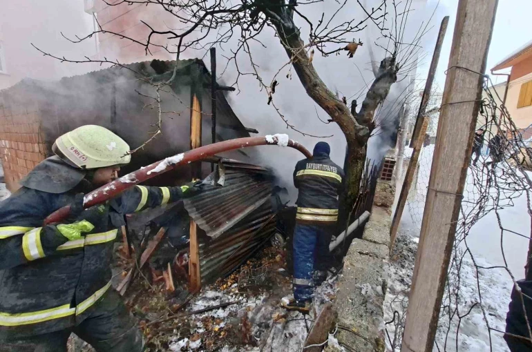 Bayburt’ta garaj ve depo olarak kullanılan alanda çıkan yangın söndürüldü 