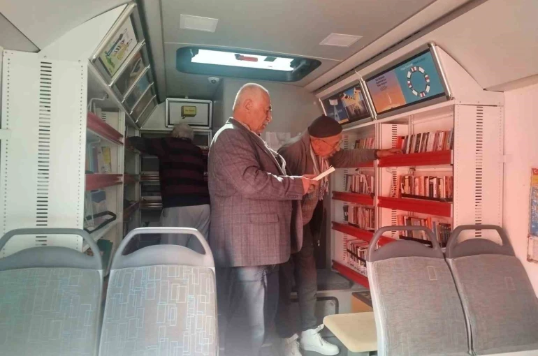 Bayburt’ta ‘Gezici Kütüphane’ huzurevi sakinleriyle buluşturuldu 