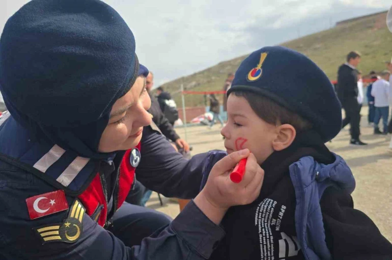 Bayburt’ta jandarması 23 Nisan’ı köy okulunda öğrencilerle kutladı 