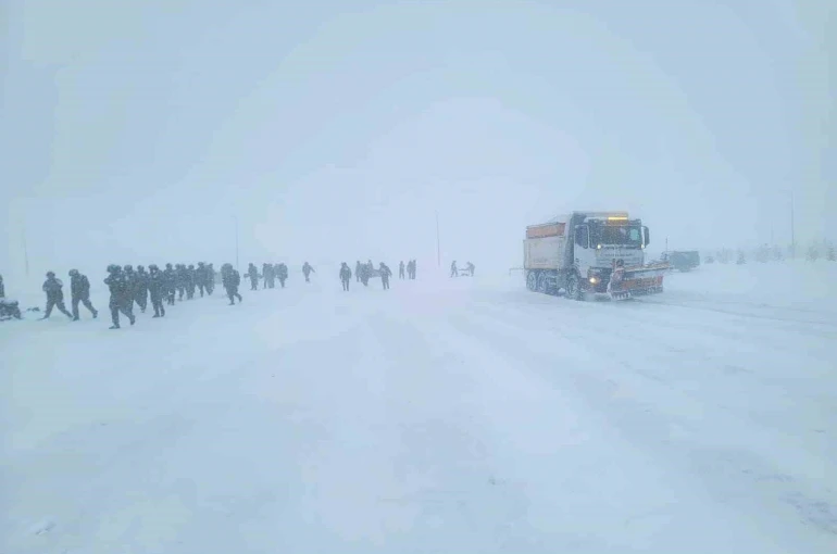 Bayburt’ta kar nedeniyle yolda kalan sürücülerin yardımına ekipler yetişti