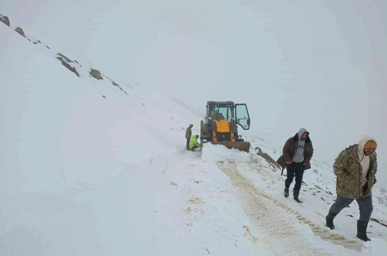 Bayburt’ta kar ve fırtına çobanı yaylada yakaladı: Sürüsüyle fırtınada mahsur kalan çoban kurtarıldı 