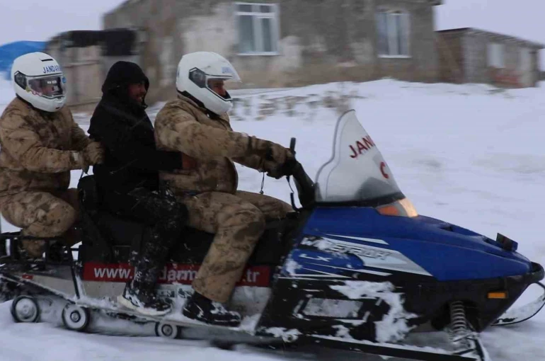 Bayburt’ta kar ve tipi nedeniyle hastaneye gidemeyen vatandaşa jandarma yetişti