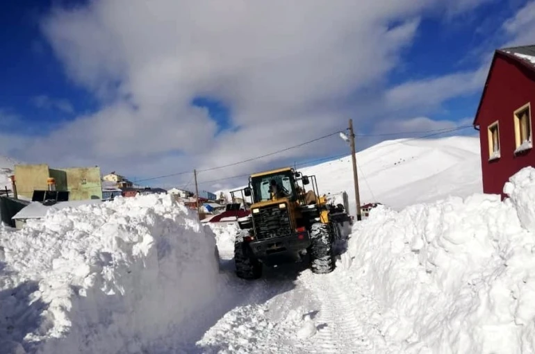 Bayburt’ta kar ve tipiden kapanan 70 köy yolunda çalışmalar sürüyor 