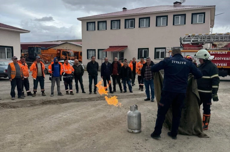 Bayburt’ta Karayolları personeli yangın eğitiminden geçti 