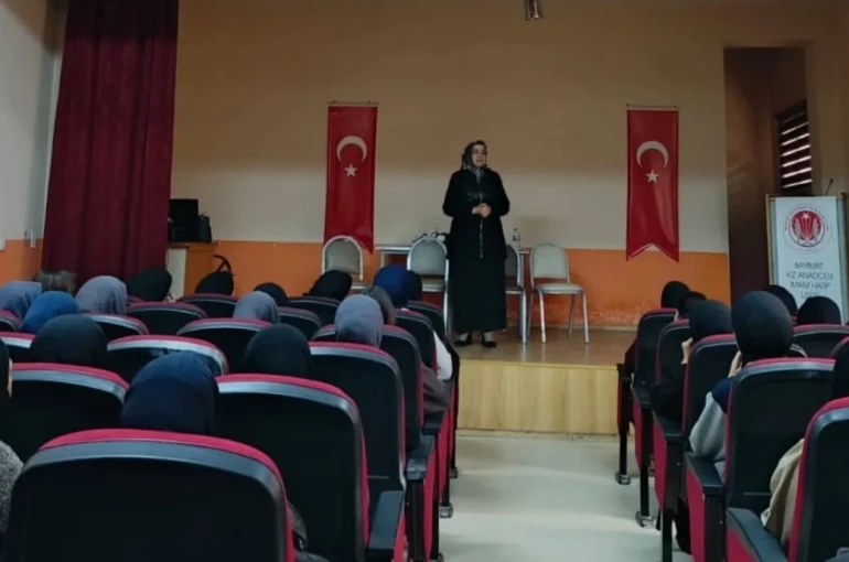 Bayburt’ta lise öğrencilerine yönelik ‘Peygamberimiz ve Aile Ahlakı’ konulu konferans düzenlendi 