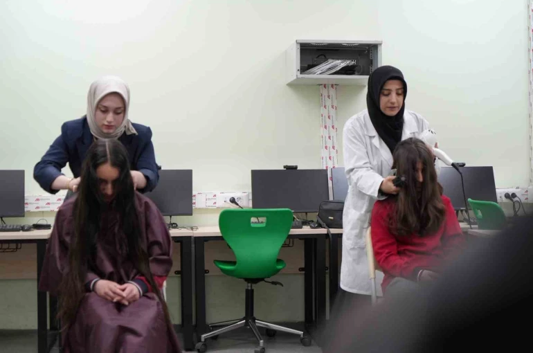 Bayburt’ta meslek öğrenen eller küçük öğrenciler için makas tuttu 