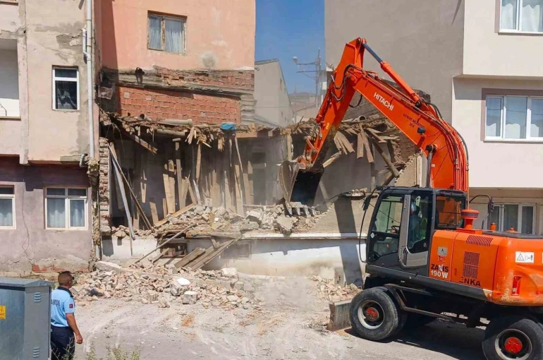 Bayburt’ta metruk binalar yıkılıyor