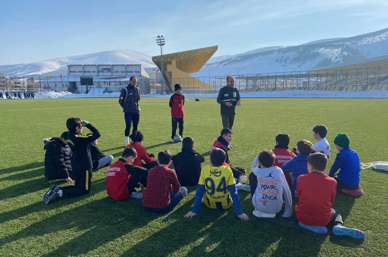 Bayburt’ta minik sporculara bilinçli teknoloji kullanımı anlatıldı 